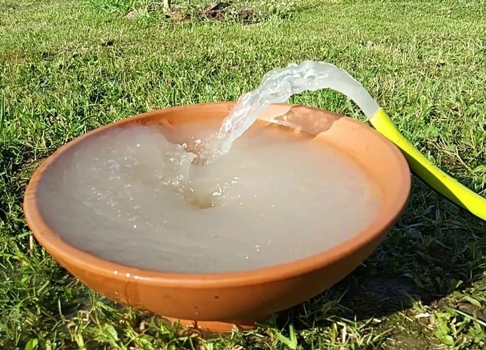 Вода из скважины. Мутная вода. Грязная вода из колодца. Мутная вода из колодца.