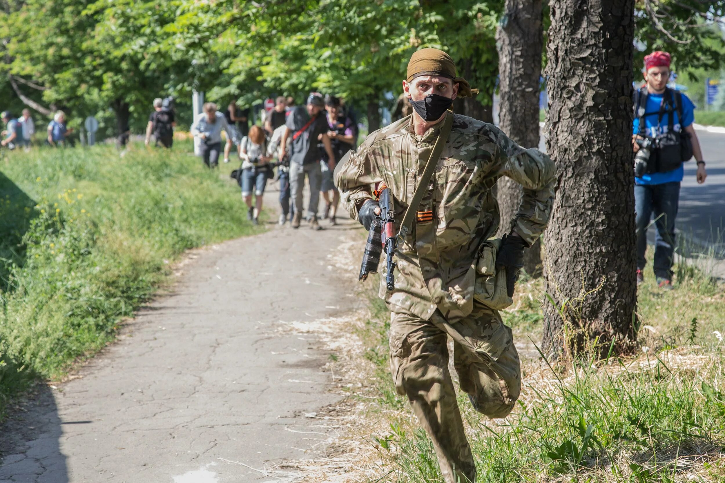 5 мая 2014 г. Ополченцы аэропорт Донецк 2014. Ополченцы в Славянске.