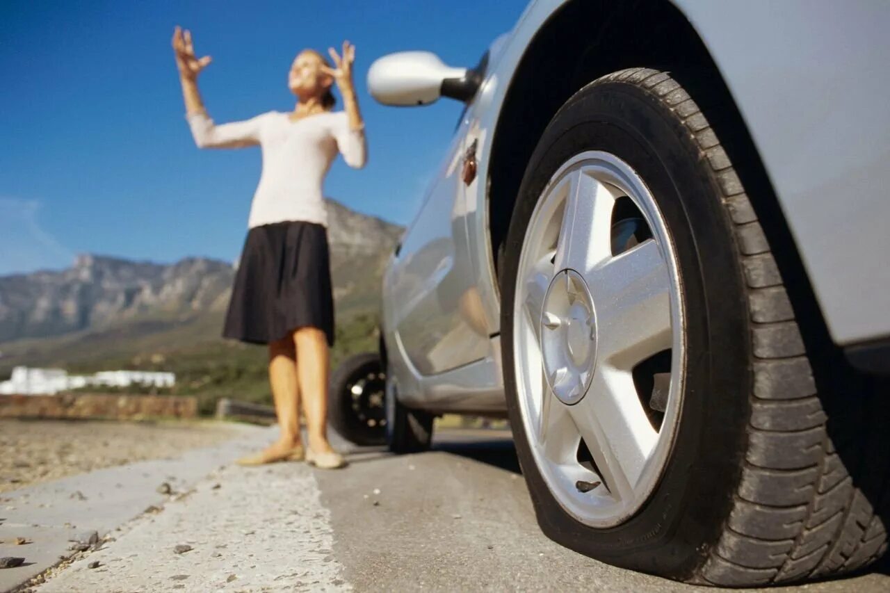 Спущенное колесо. Спустило колесо на машине. Спустило колесо на машине. Девушки меняют колесо на машине. Девушка на авто со спущенным колесом.