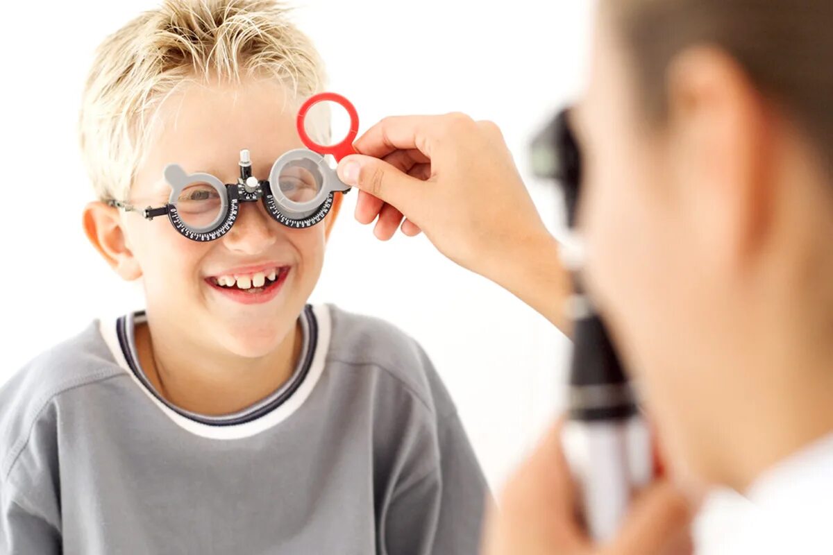 Расстройство нарушение зрения. Дети в очках. Детские очки для зрения. Нарушение зрения у школьников. Дети с нарушением зрения.