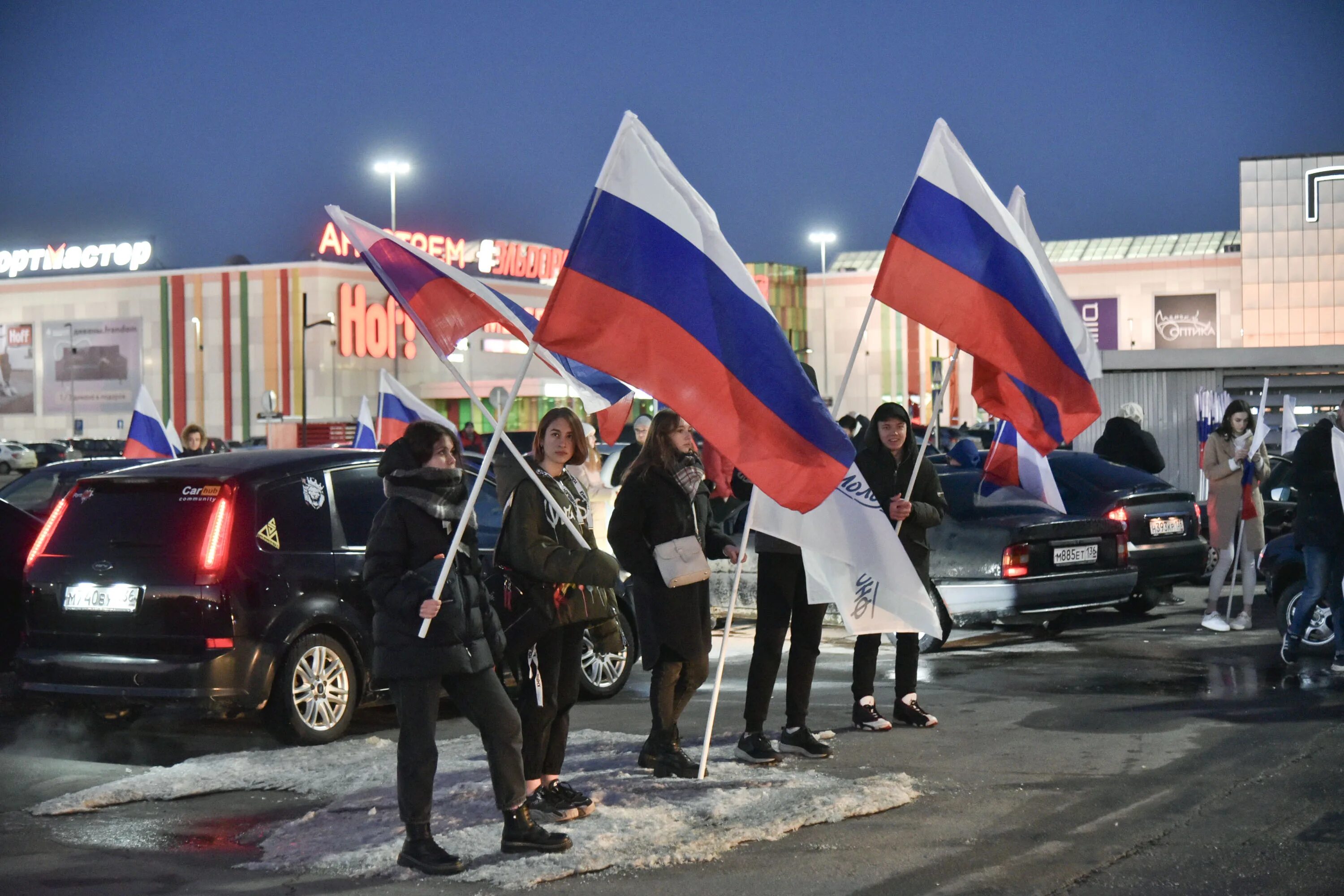 Вести воронеж сегодня россия. Флаг на машине. Машина с российским флагом. Крым российский флаг. Крым с русским флагом.