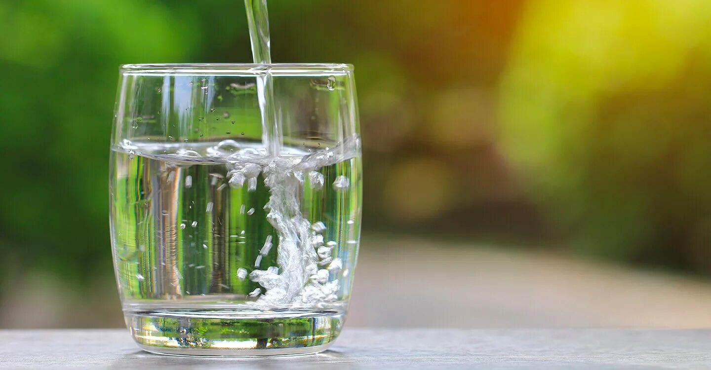 Женщина пьет из стакана. Теплой воде с добавлением. Кипящая вода. Дрожжи растворенные в воде. Стакан чистой воды.