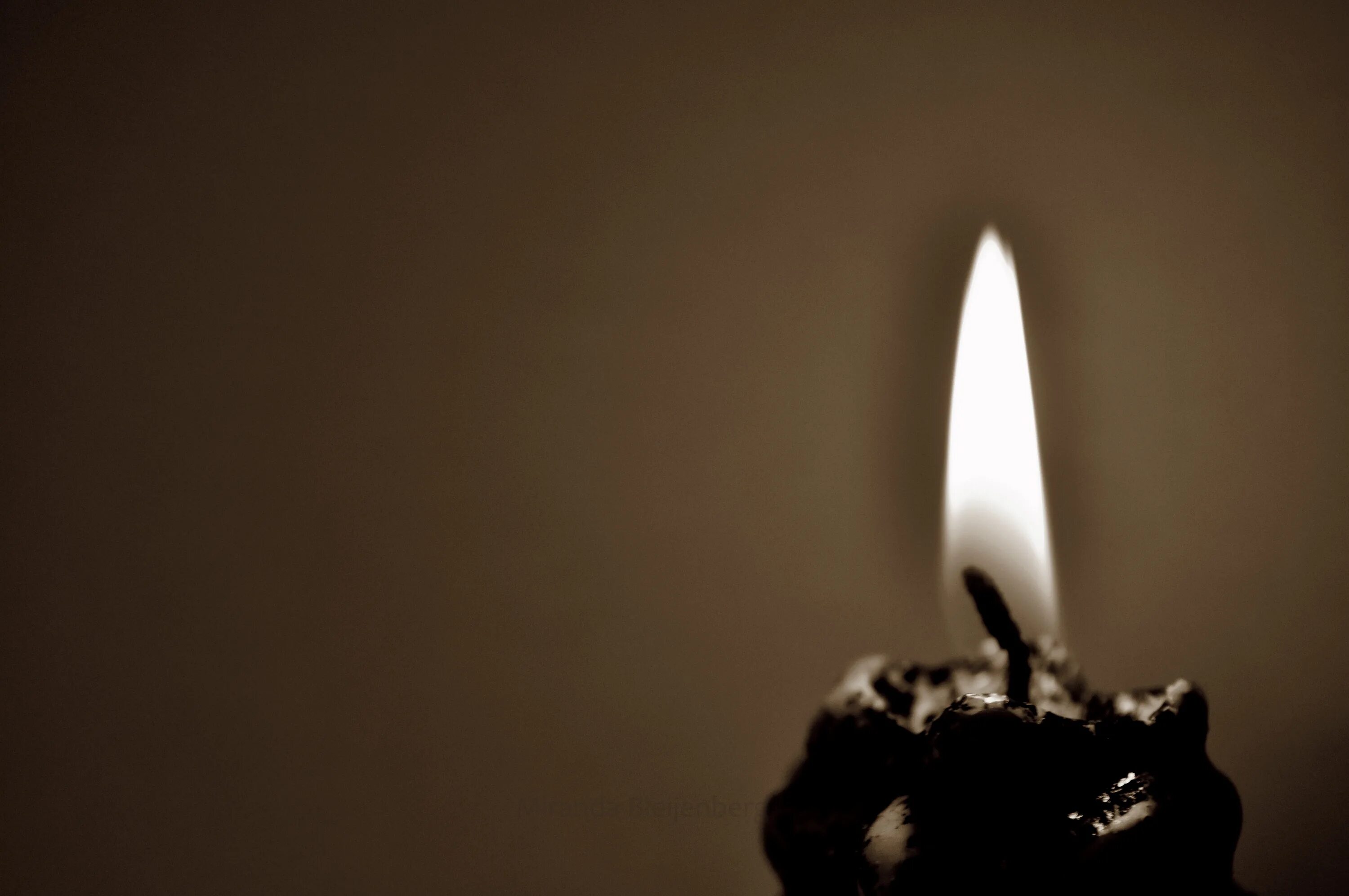 Черная свечка. Свеча на черном фоне. Горящая свеча. Темные свечи. Свечи стали черные