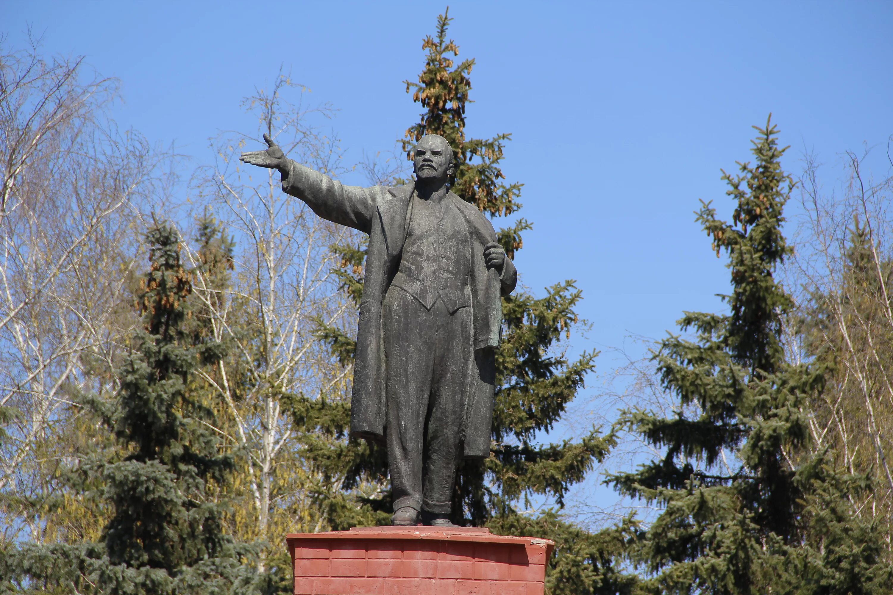 Пятихатка город. Пятихатки Днепропетровская область памятники. Памятник Ленину в Ульяновске. Памятник отцу Ленина. Памятник Ленину в Угличе.