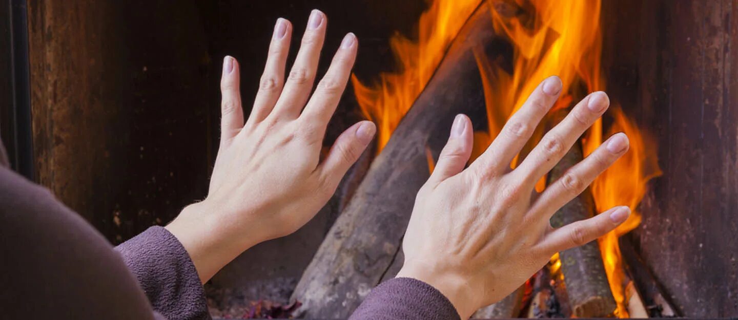 Взрыв коктейля молотова. Огонь в руках светлый. Огонь в руке. Поджог руку. Человек зажигает спичку.