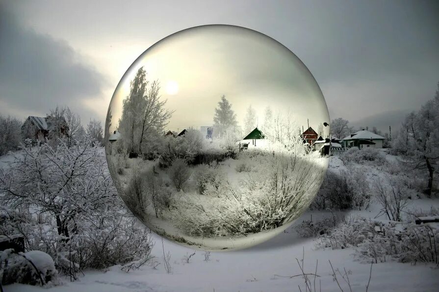 Зима в шаре. Шар стеклянный. Стеклянный шар отражение. Зима в стеклянном шаре.