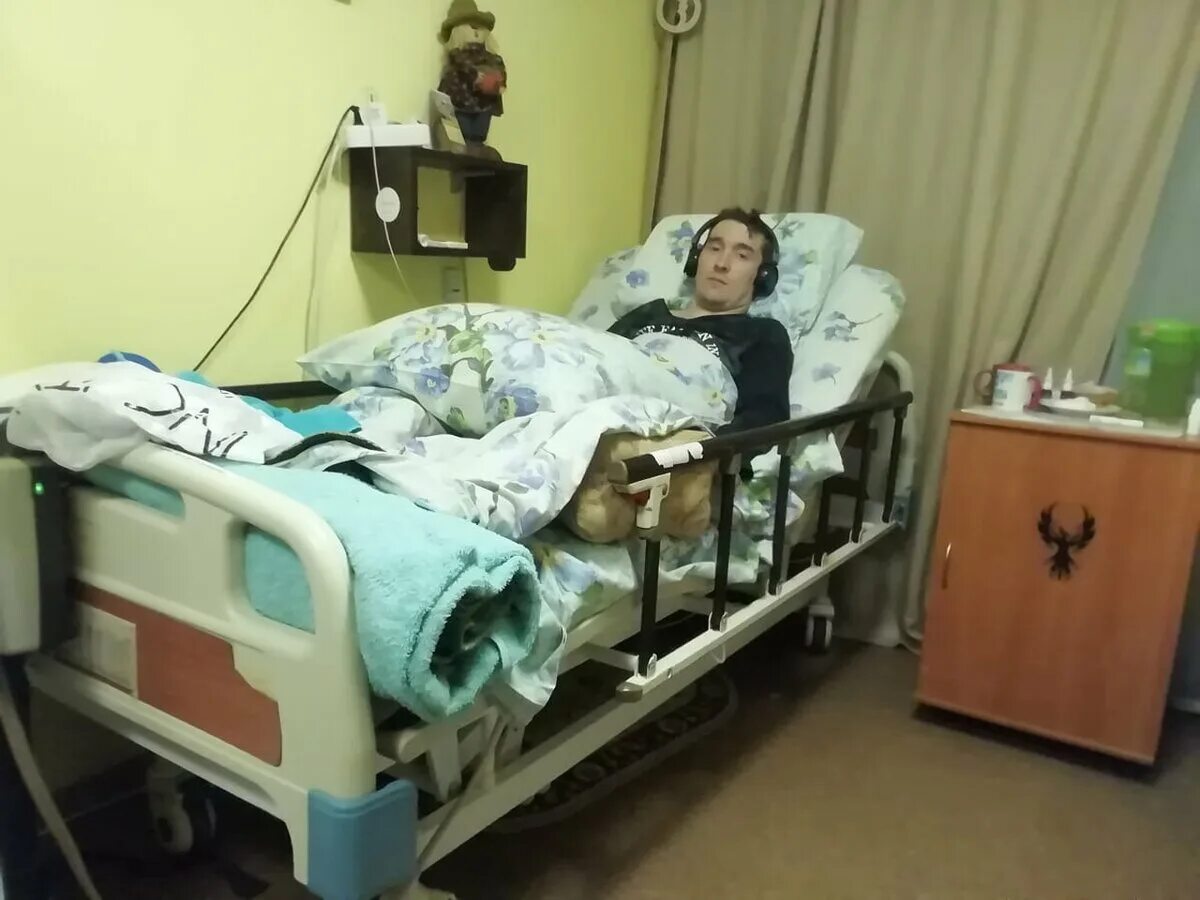 Парализованный человек фото. Парализовало ниже пояса. Парализовало ниже пояса. Полностью парализованный человек. Парень в инвалидной коляске.