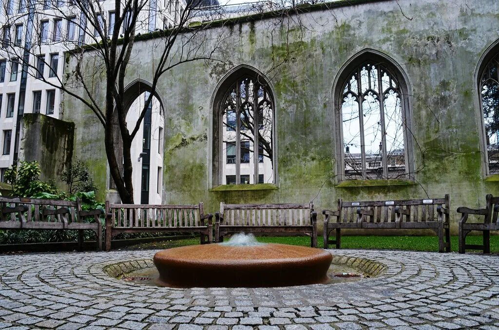 Сад церкви Святого Дунстана. Церковь Святого Дунстана в Лондоне. St Dunstan in the East Church Garden. Восточная Церковь Святого Дунстана, Лондон. The is located in street