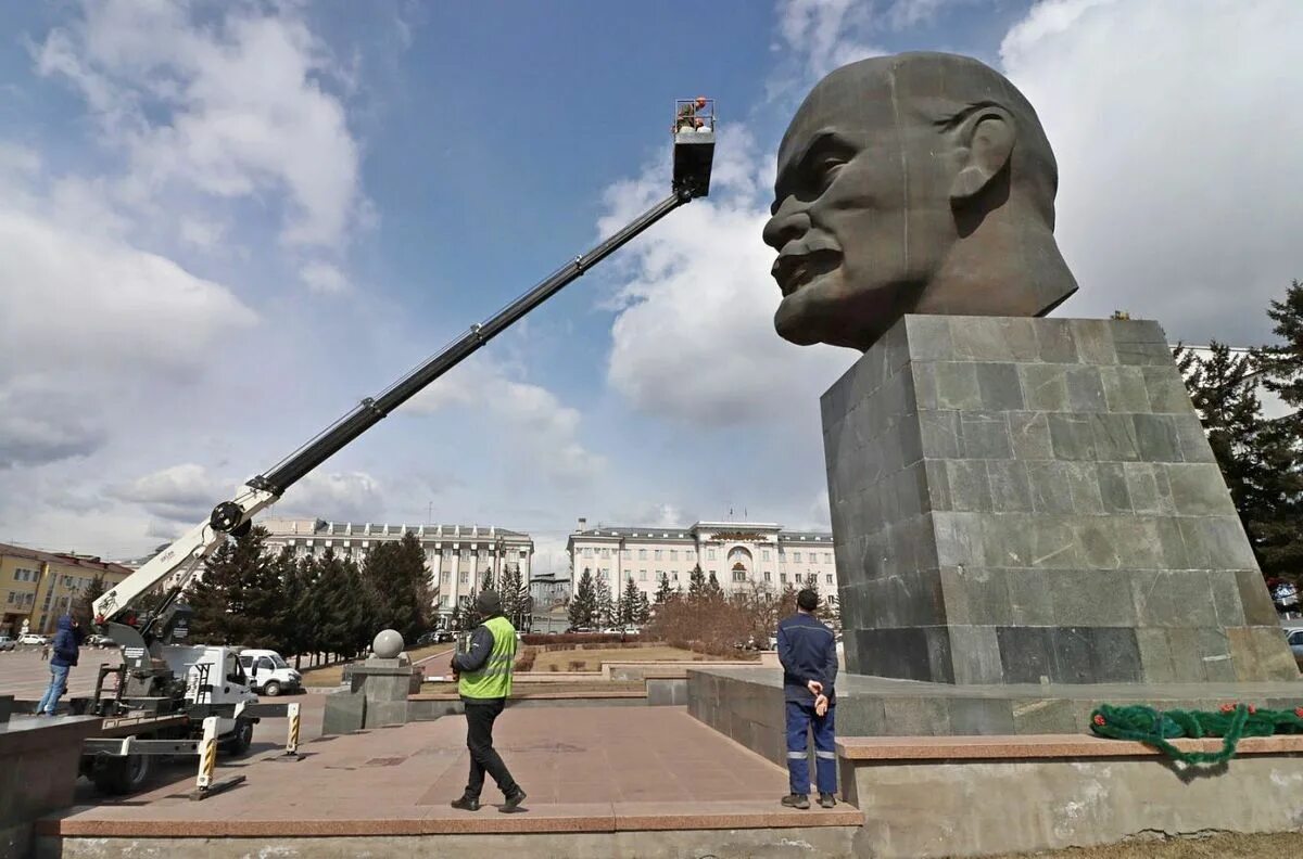 Ленин в улан. Памятник Ленину (Улан-Удэ). Голова Ленина в Улан-Удэ. Улан Удэ Ленин. Статуя Ленина в Улан-Удэ.