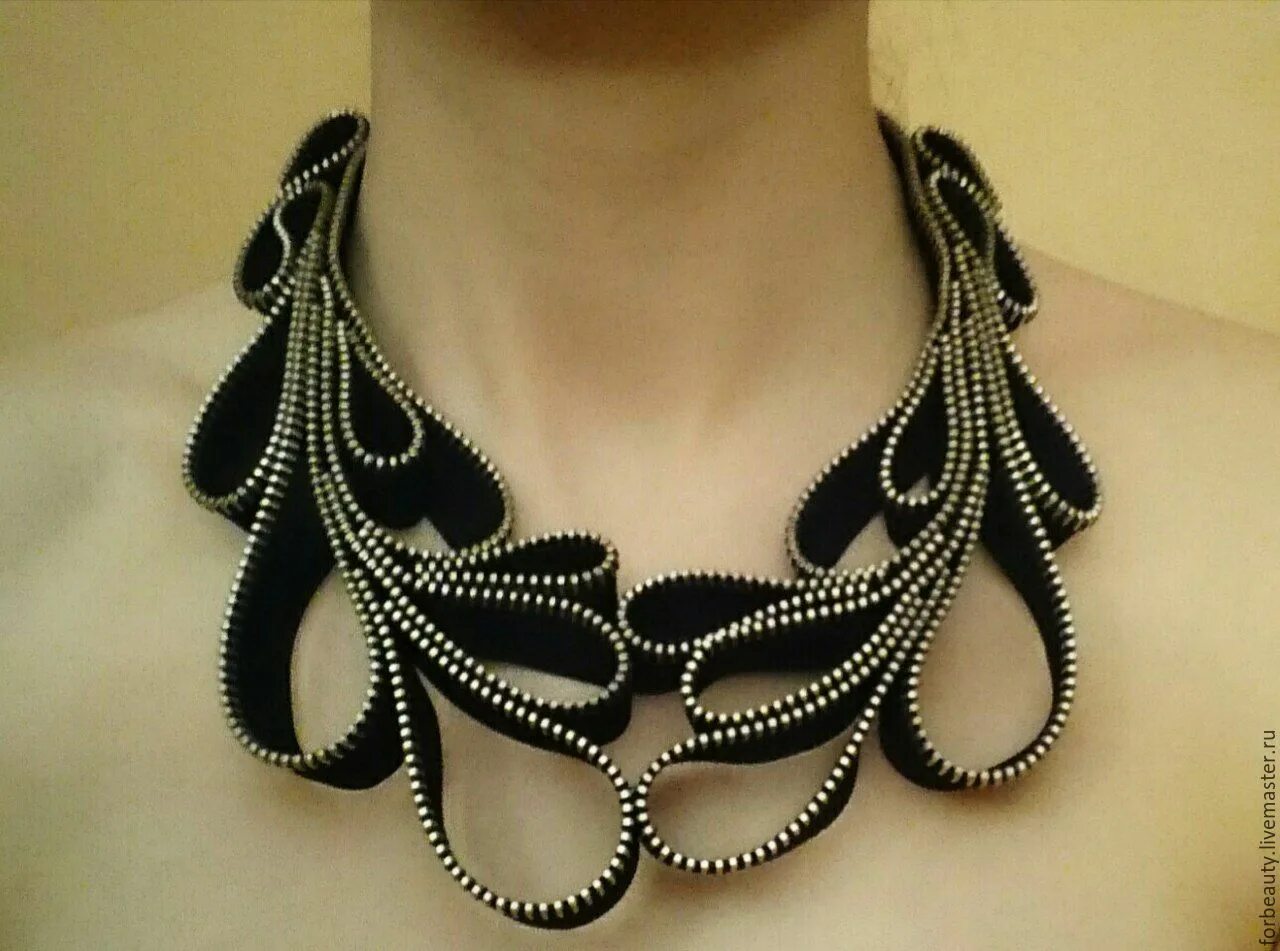 Украшения из молний. Колье из разных материалов. Колье из бисера. Необычные украшения. Украшения из лент и бусин.