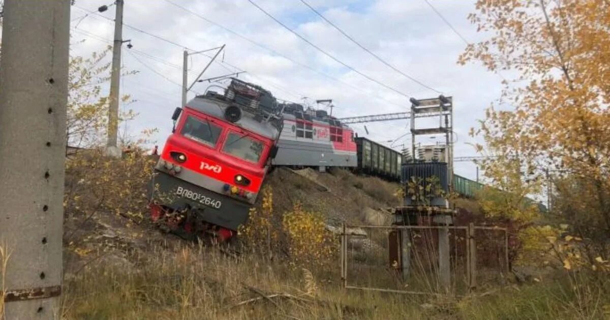 Поезд пришел на станцию утром по мосту. Батайск поезд сошел с рельс. Сход Локомотива в Батайске. Транспортная авария ЖД. Сход тепловоза с рельс.