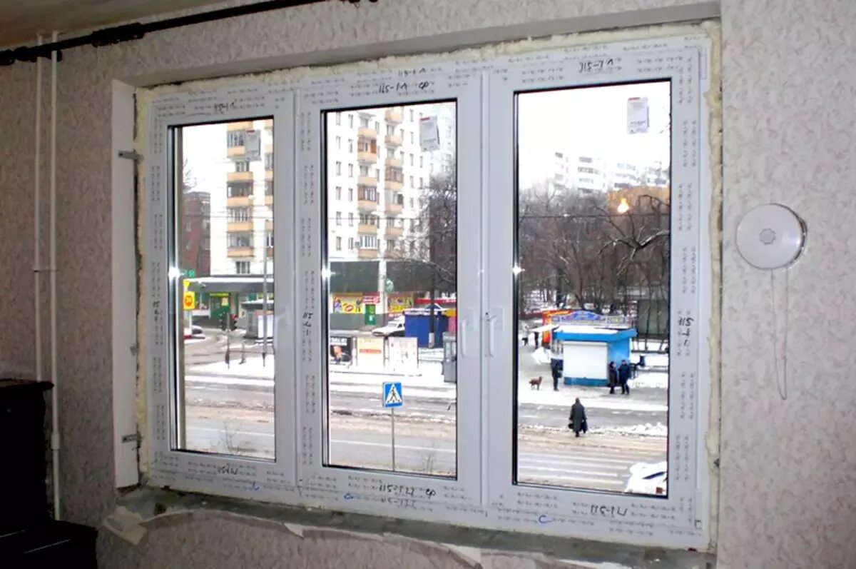 Окна после установки как. Пластиковые окна без откосов. Окно ПВХ без откосов. Пластиковые окна в панельный дом.