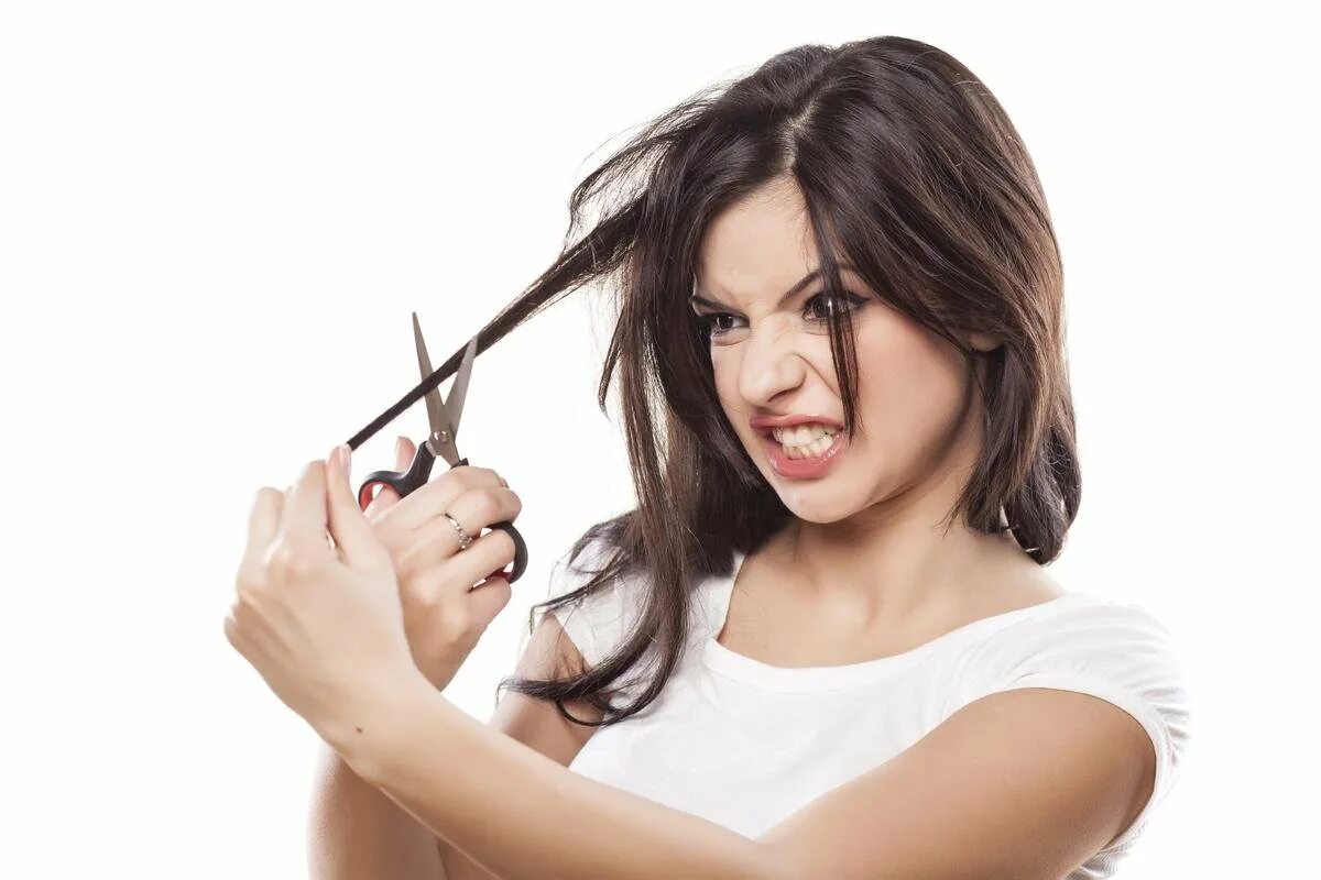 Стрижка волос. Стрижки женские. Девушка стрижет волосы. Девушка подстригает волосы. Стрижка волос бабочка