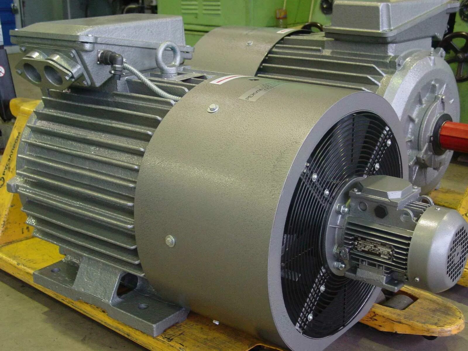 электрический двигатель. электродвигатель 800 квт ротор. электрические машины. коллекторный электродвигатель переменного тока 1,1 квт. асинхронный двигатель schorch 160lbb46mm.