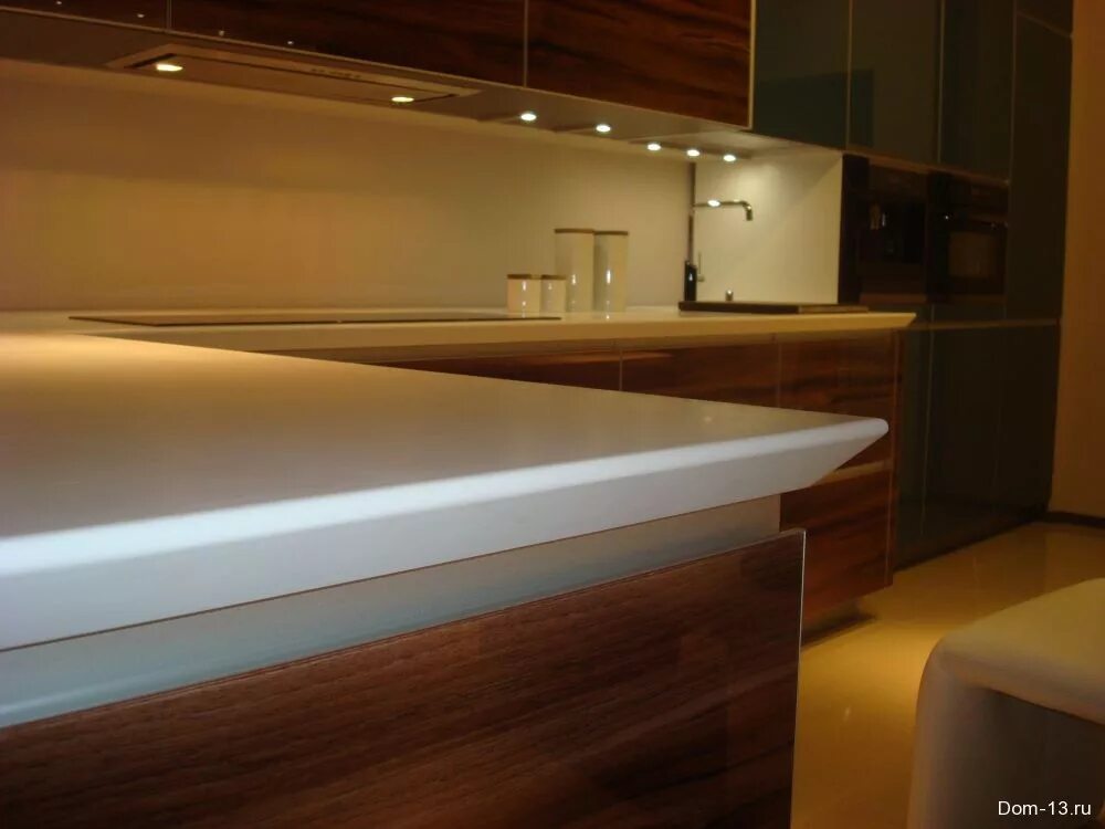 столешница ясень 40 мм. кромка 45 градусов фаска кварц. ручка-профиль blum 901056. скошенная кромка. еврокромка на стекле.