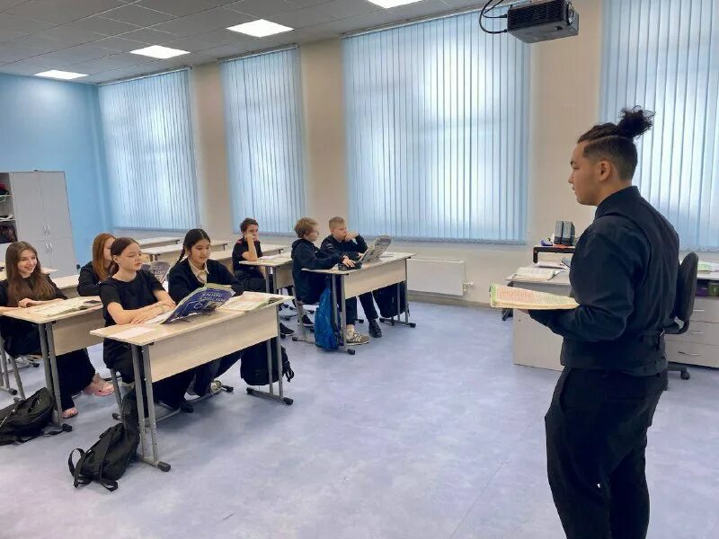 стихи для 1 класса. первоклассник рисунок. стихи о школе для детей. начальная школа рисунок. аниме школьники.