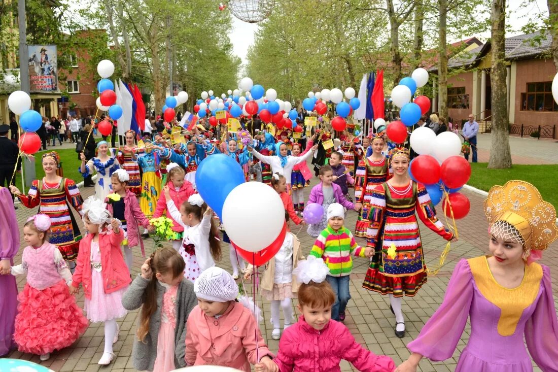 1 мая праздник в школе. 1 Мая Славянск на Кубани. Праздник в городе. Весенние праздники на Кубани. Праздник первое мая для детей.