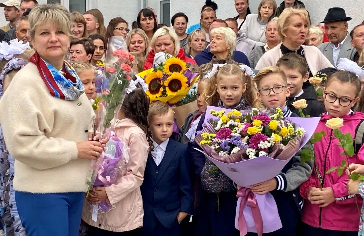 36 школа талнах ученики 5 классов. линейка в школе. линейка 9 класс 1 сентября. урок в школе. до 1 сентября 2024.