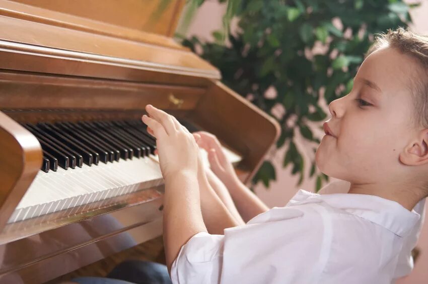 Sister play piano