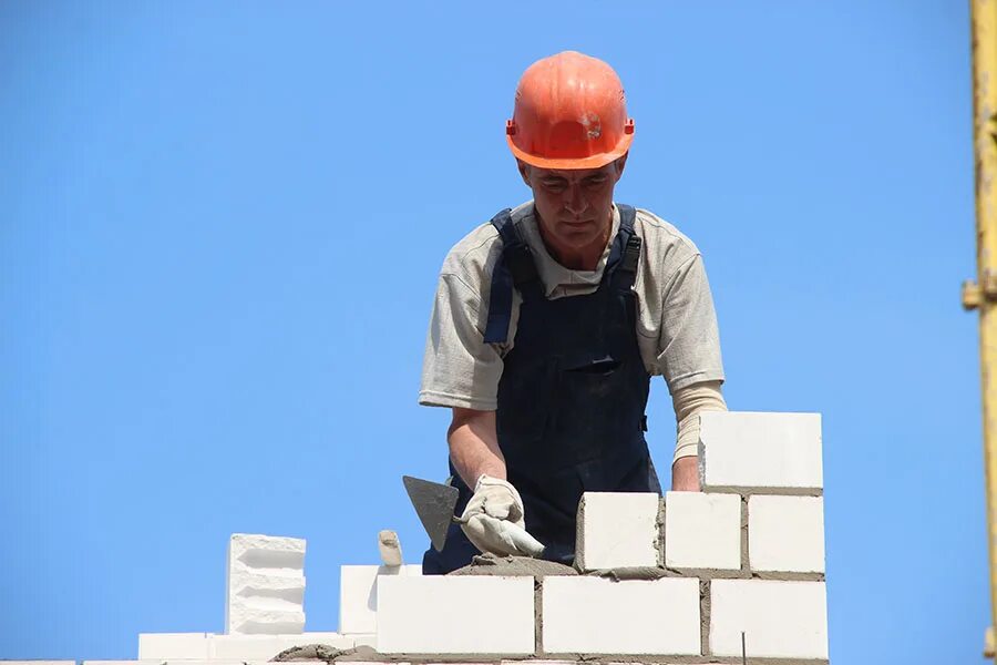 строитель каменщик. лучший каменщик 2012. лучший каменщик 2023. строители. строитель каменщик.