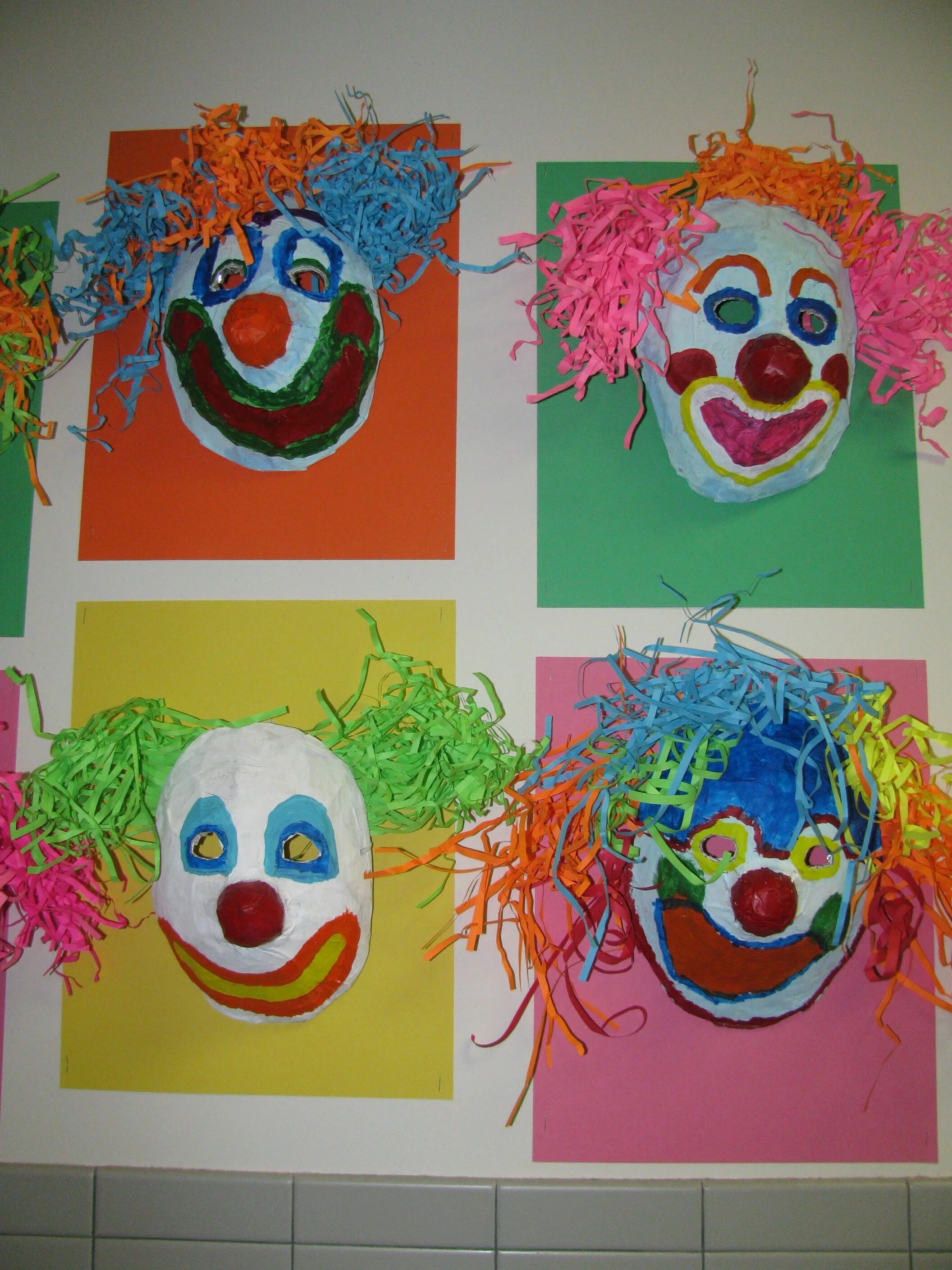 Аппликация клоун в подготовительной. Поделка клоун. Поддлека клоун. Аппликация "клоун". Маски клоуна для детей.