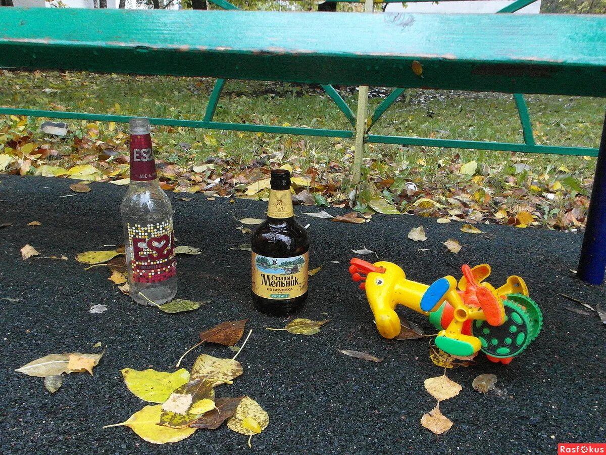 Парка пивная. Пиво в парке. Пиво в сквере. Пивасик парк. Пьет пиво в парке.