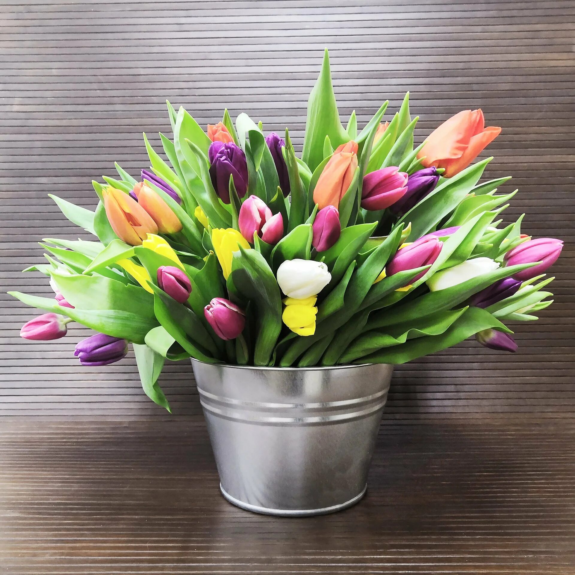 букет тюльпанов в вазе. букет тюльпанов. букет тюльпанов дома. вазы для тюльпанов. букет тюльпанов в квартире.