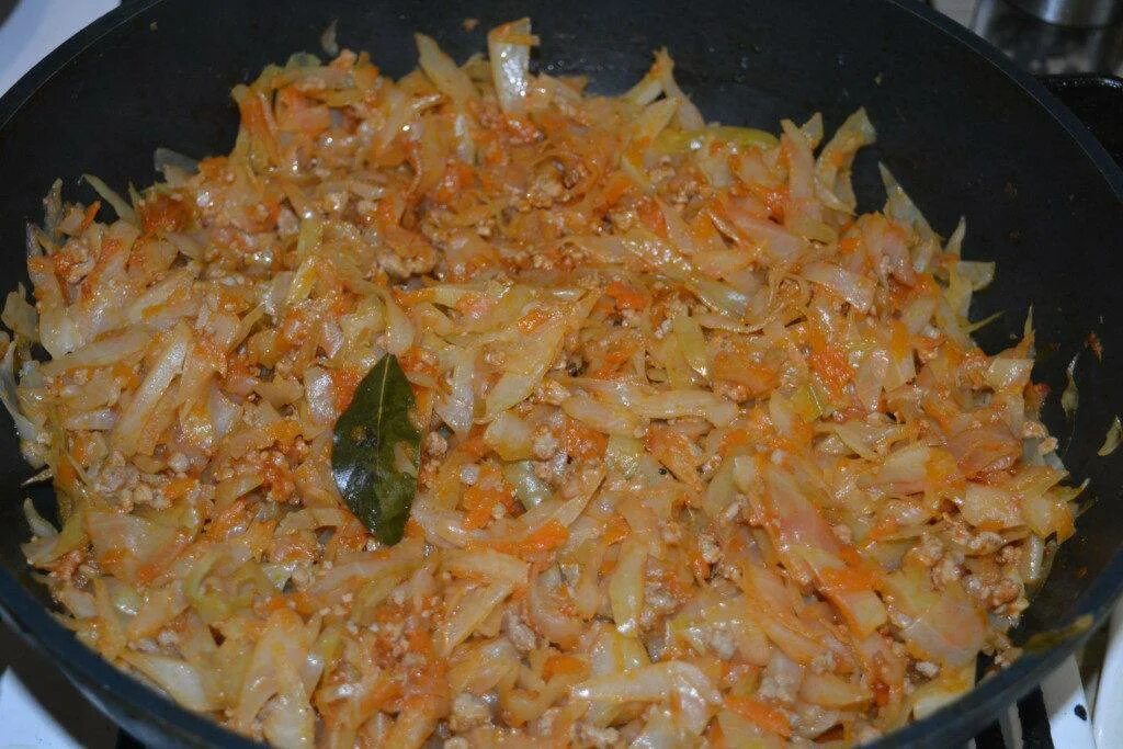 Как потушить капусту в сковороде свежую вкусно. Капуста тушёная на сковороде. капуста тушёная с фаршем на сковороде. тушеная капуста с фаршем. капуста тушеная с мясным фаршем.