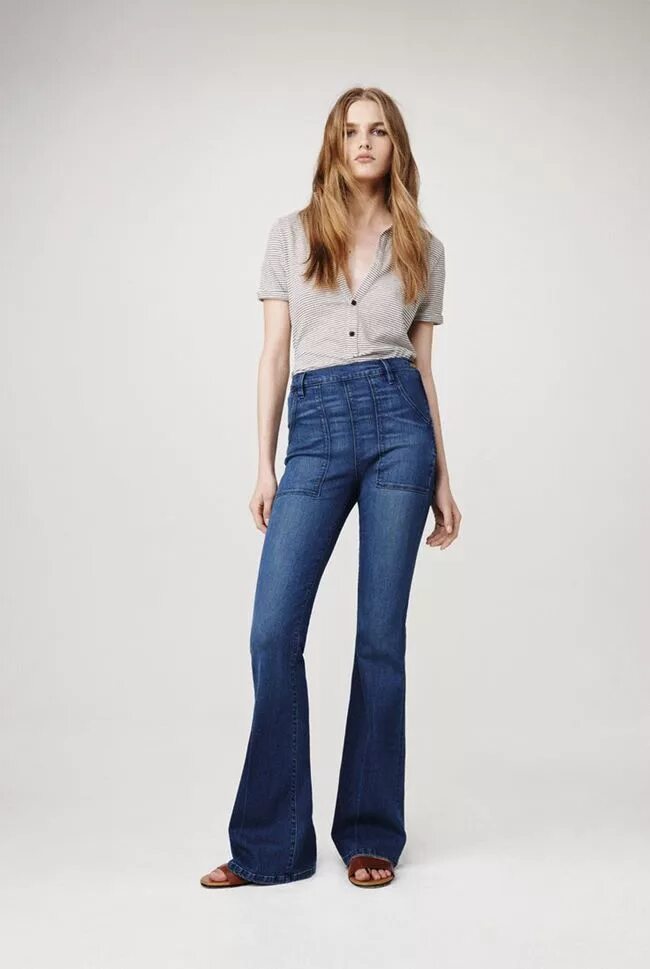 Модные джинсы. Джинсы клёш женские. Модные джинсы клеш. Модели в джинсах.