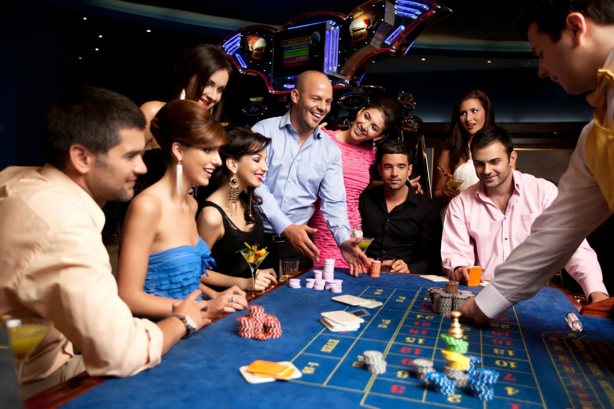 Игры в заведениях. Казино Покер. Казино азарт. Люди в казино.
