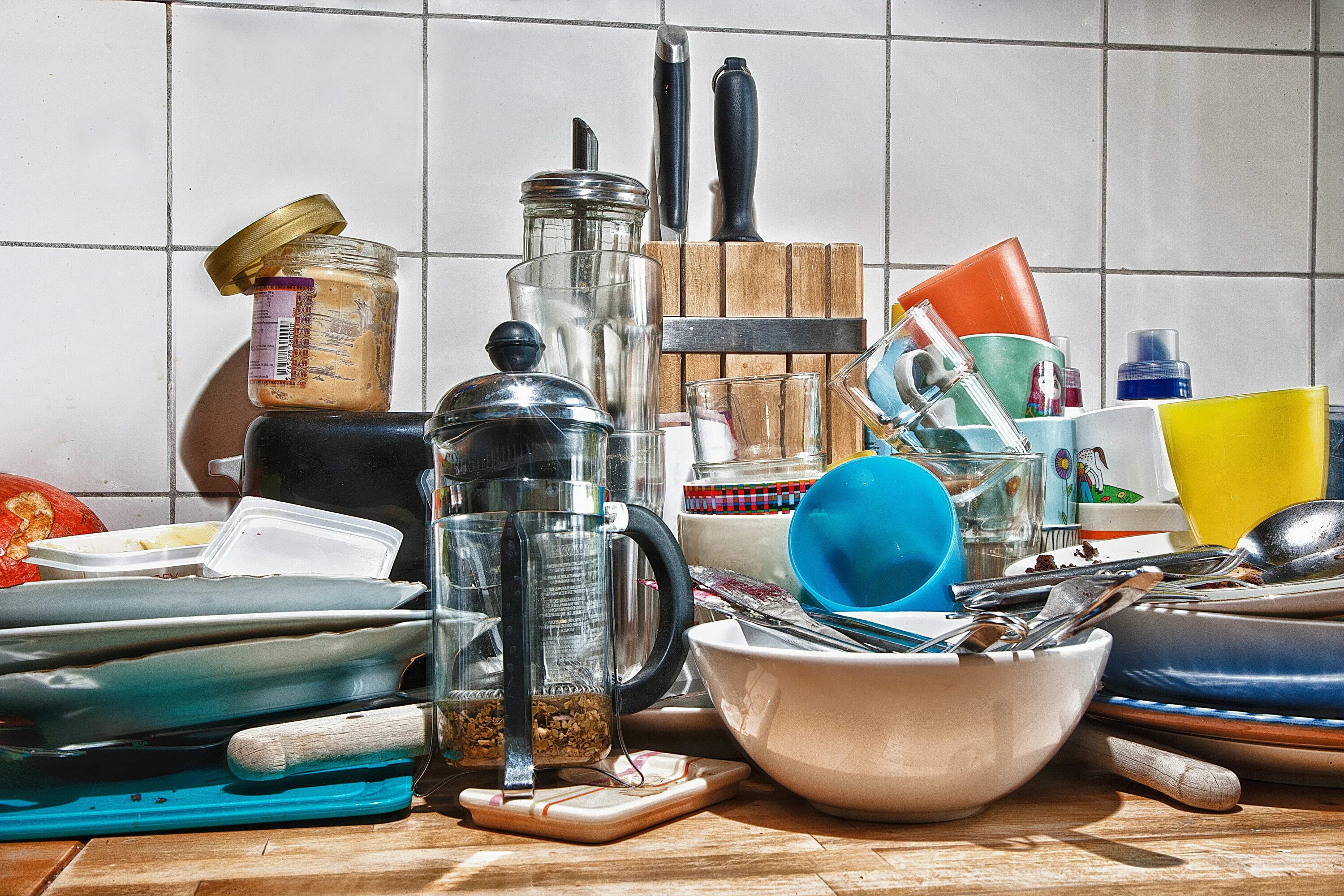 Уберите грязную посуду. Грязная посуда на кухне. Лишняя посуда на кухне. Беспорядок на кухне. Вещи для кухни.