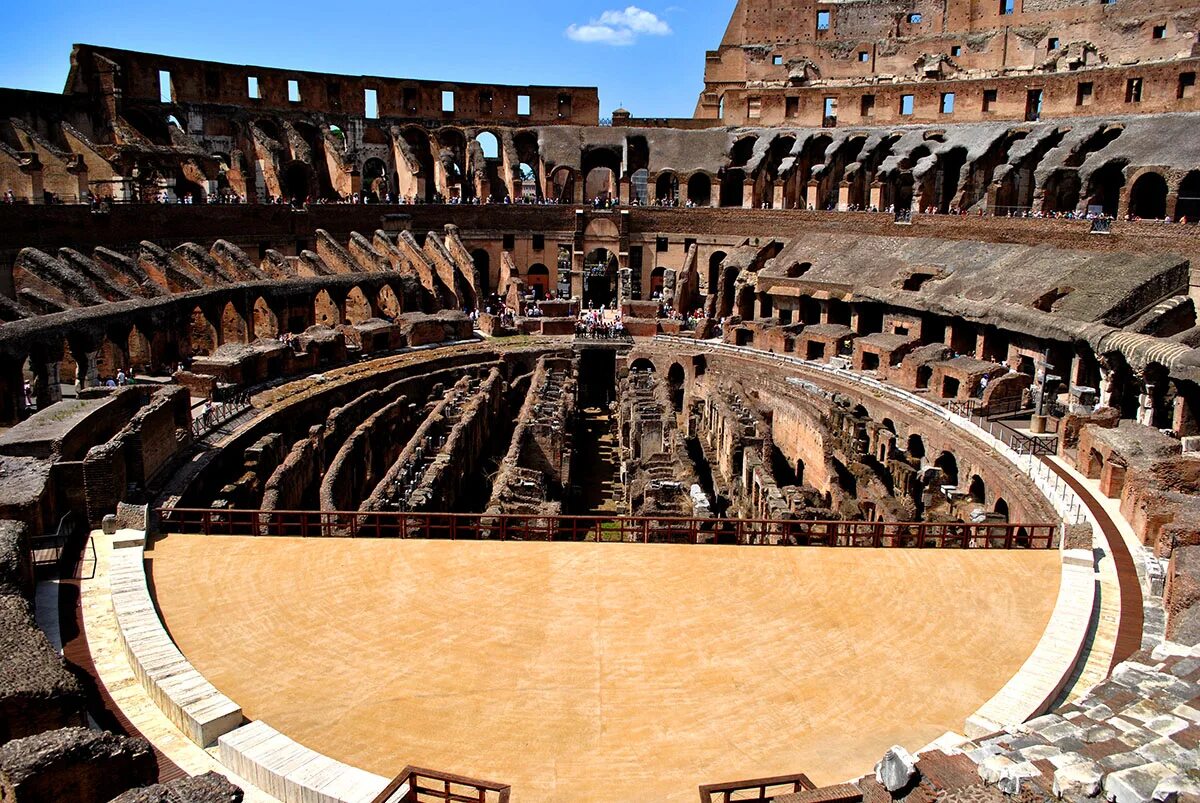 Амфитеатр это в древнем риме. Колизей Арена. Колизей в Риме. Рим Колизей внутри. Колизей Рим концертный зал.
