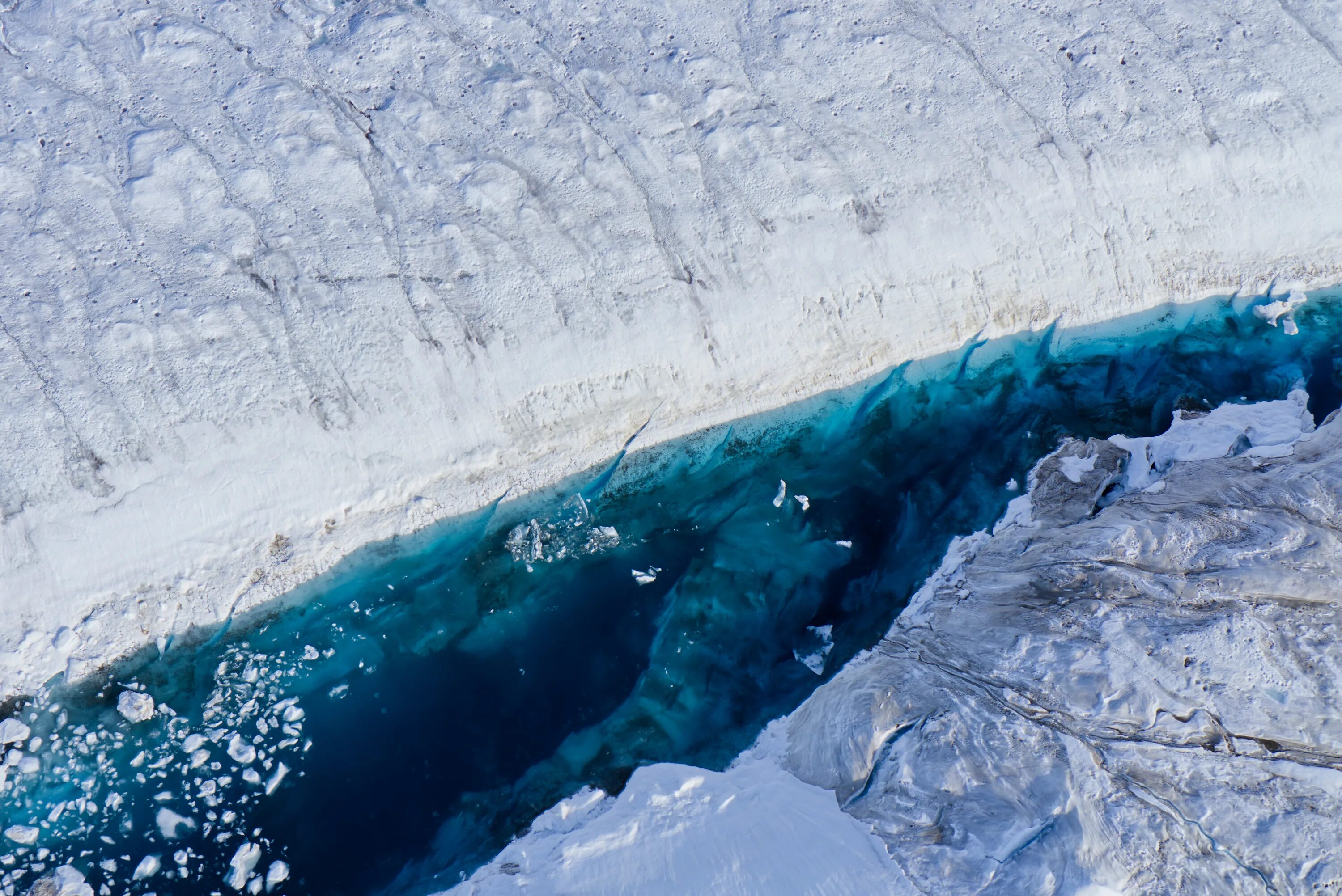 Большой остров покрытый льдами. Ледяной каньон Гренландия. Ледник Якобсхавн. Голубая река Гренландия. Ледник Маласпина.