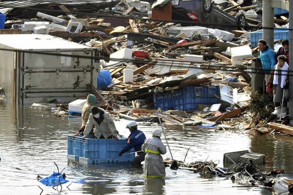 Землетрясение цунами. ЦУНАМИ В Японии в 2011. Япония 2011 землетрясение и ЦУНАМИ. ЦУНАМИ Фукусима 2011.
