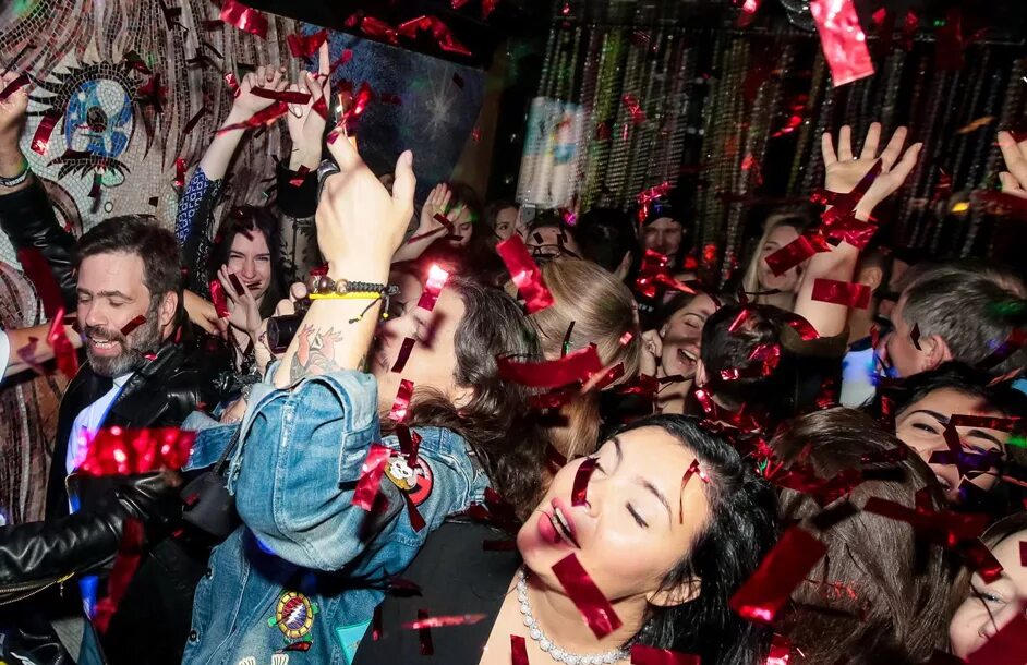 Игра party. Фотосессия пижамная вечеринка. Веселая компания за столом. Устрой вечеринку игра. Веселая компания подростков.