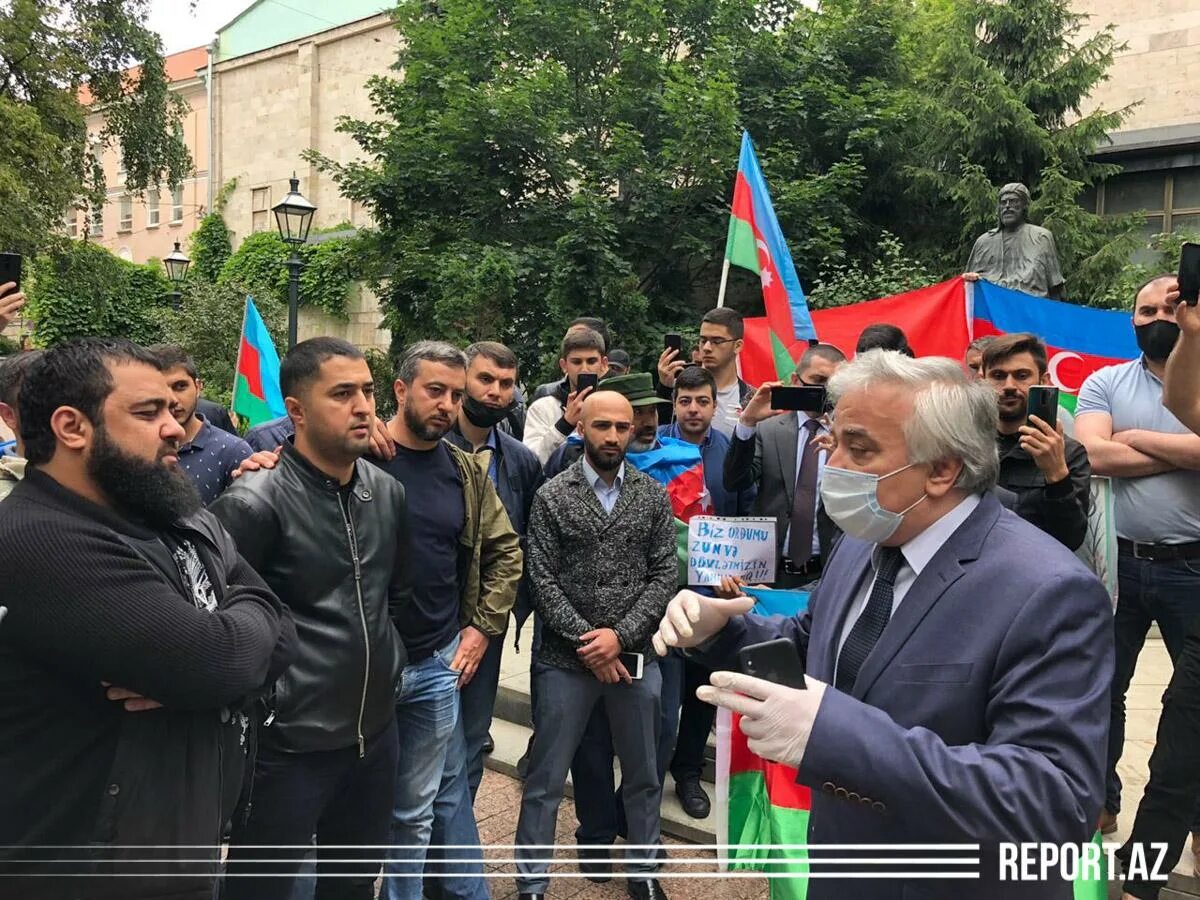 Азербайджан поддержал россию. Азербайджанцы в Москве. Демонстрация у посольства Ирана в Москве. Конгресс азербайджанцев в Москве Рахман.