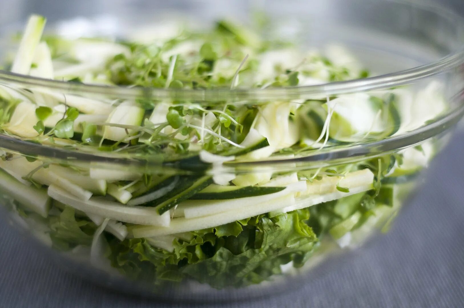 Зеленые овощи рецепты. Зеленый салат. Салат из зеленых овощей. Салат Газапхули. Полезная зелень для салатов.