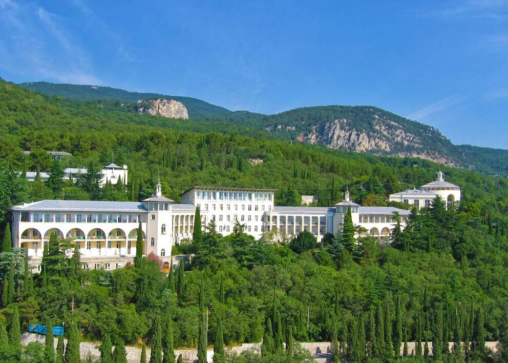 Города в горном крыму. Санаторий горный Курпаты. Санаторий горный Крым Ялта. Санаторий горный Ливадия. Санаторий Горная здравница Ялта.