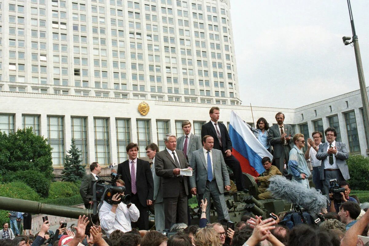 Ельцин 21 сентября 1993. Августовский путч Ельцин на танке. Путч 1991 белый дом. Августовский путч 1991 года Ельцин. Августовский путч 1991 Ельцин на танке.