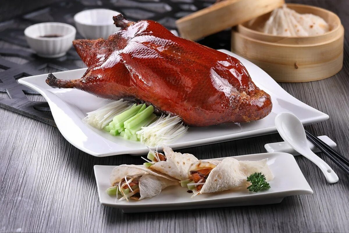 Китайская кухня утка по пекински. Утка по пекински в Китае. Peking Duck – «утка по-пекински». Утка по пекински Тануки. Лапша утка по пекински
