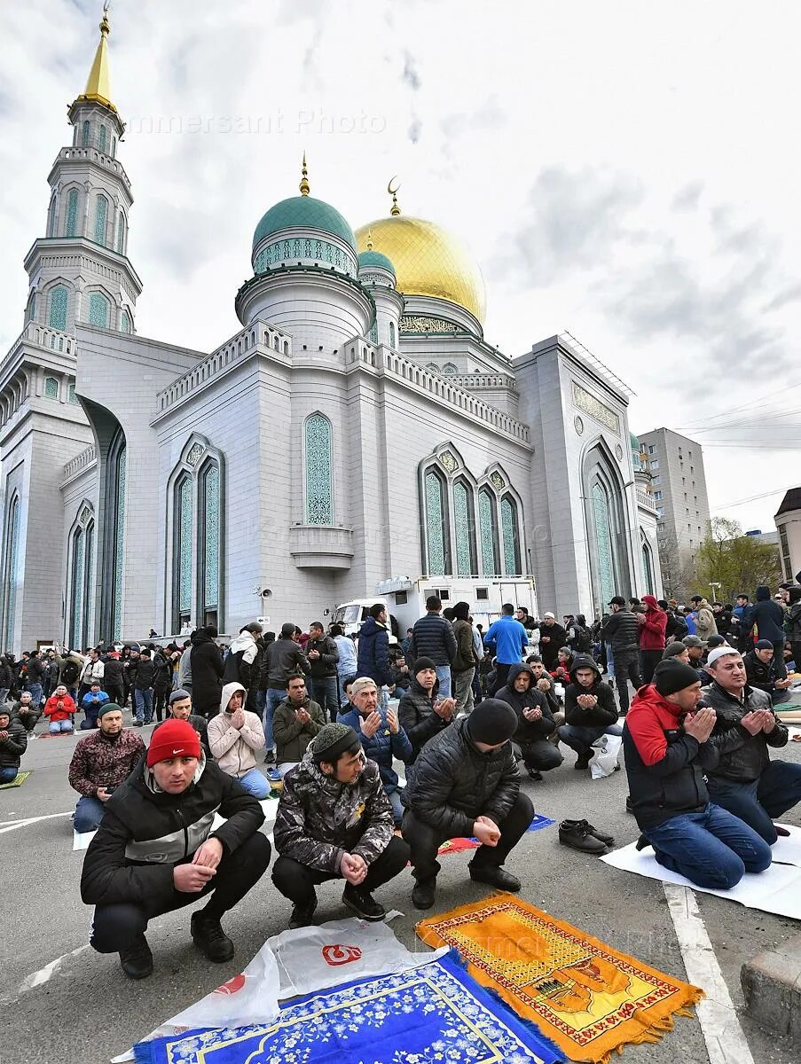 Ураза байрам мечеть в Москве. Московская Соборная мечеть Москва. Курбан байрам в Соборной мечети Москвы.