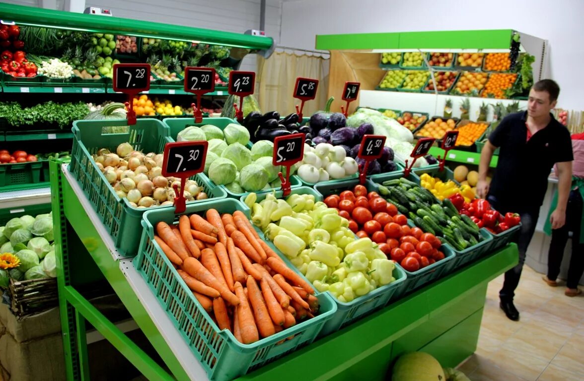 Vegetables shop. Прилавок с овощами и фруктами. Выкладка овощей и фруктов в магазине. Выкладка овощей и фруктов в супермаркете. Выкладка овощей в магазине.