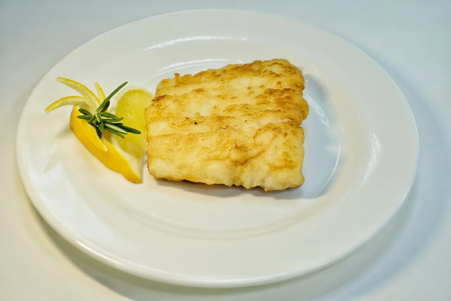 филе трески жареное. жареное филе трески. филе палтуса стрелозубого. жареное филе трески. рыбное филе на сковороде.