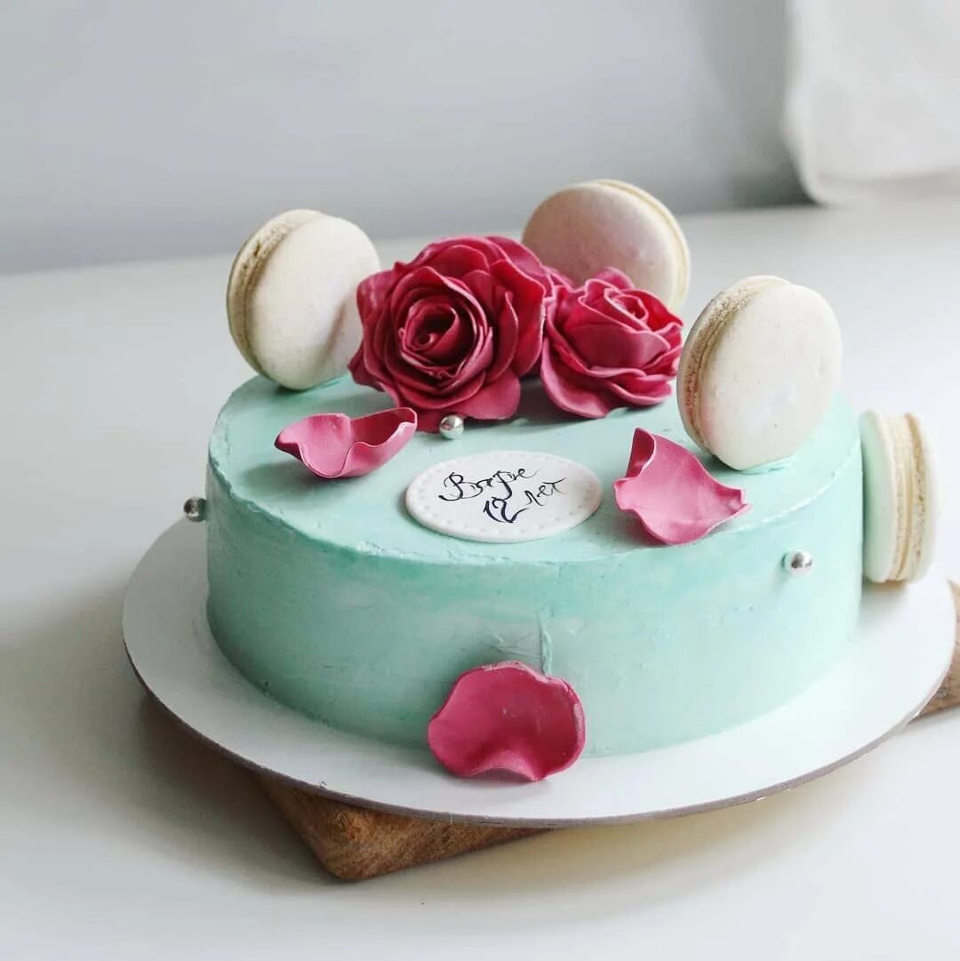 Торты на день рождения девушке 20. Торт для девушки. Стильный торт для девушки. Торт для девушки оригинальный.