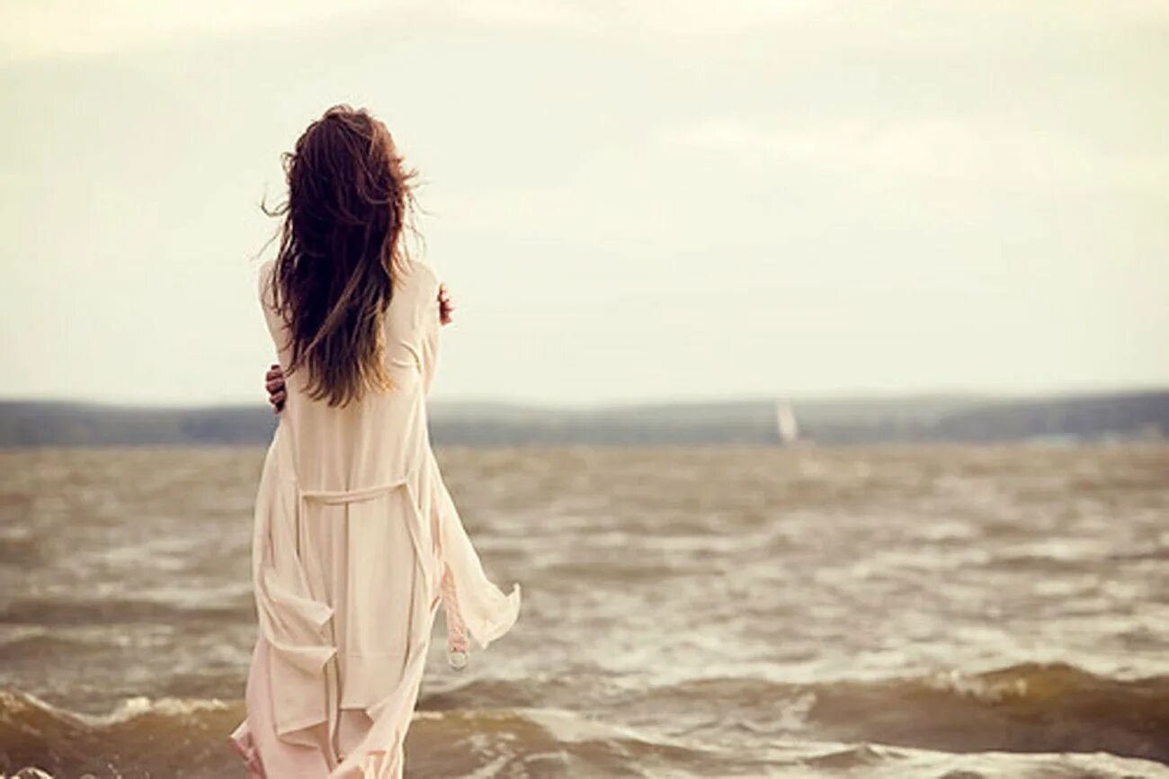 Буду сильно стараться. Девушка-море. Девушка на берегу моря. Одинокая девушка у моря. Душевная девушка.