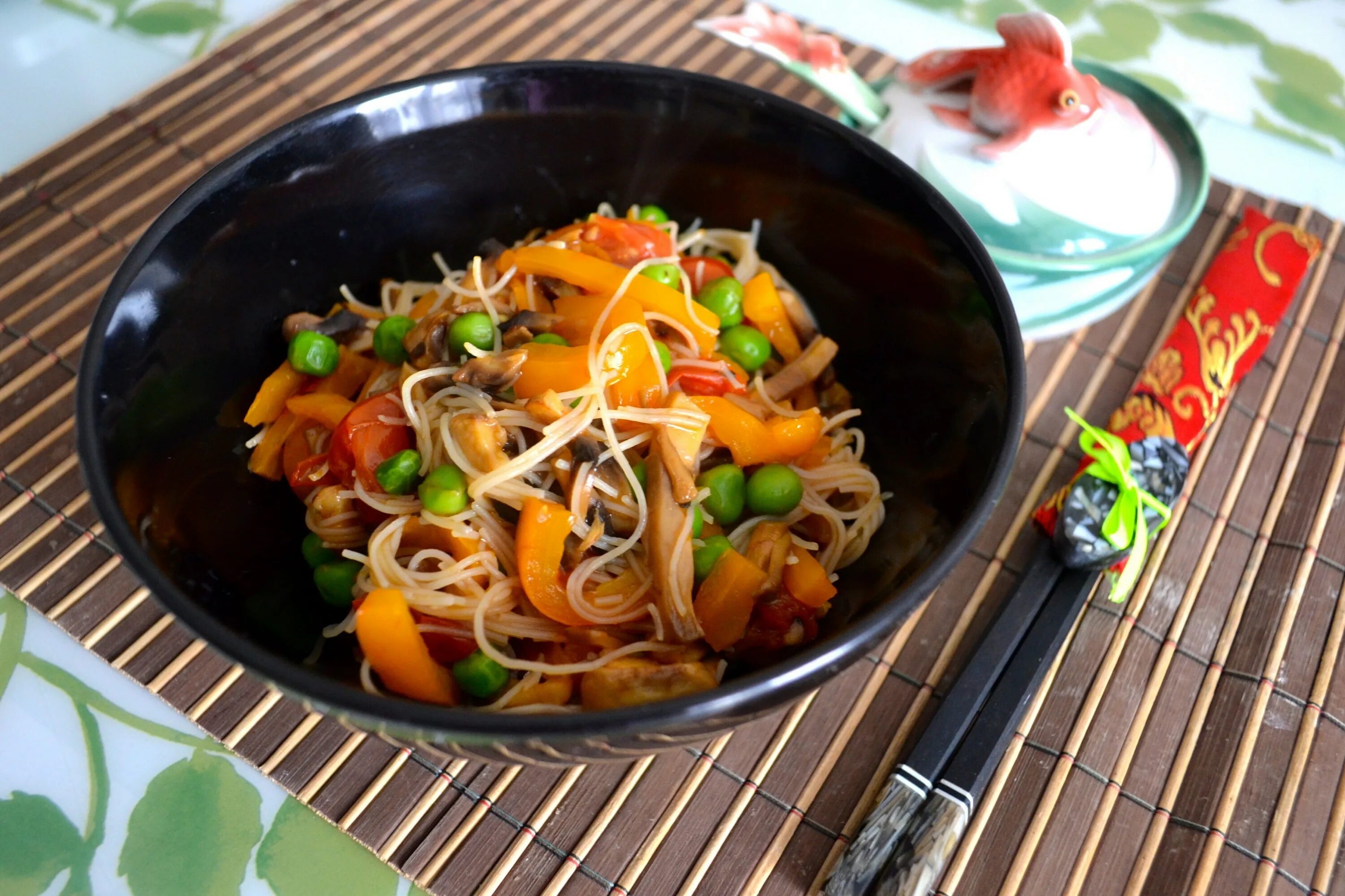 Лапша вок рецепт с курицей и овощами. Вок терияки. рисовая лапша с соусом терияки. вок удон. курица терияки с овощами и лапшой.