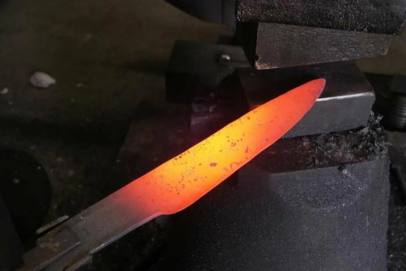 Закаленный цвет. Закалка металла. РАСКАЛЕННЫЙ нож. Нагретый металлический нож. РАСКАЛЕННЫЙ металл ковка.