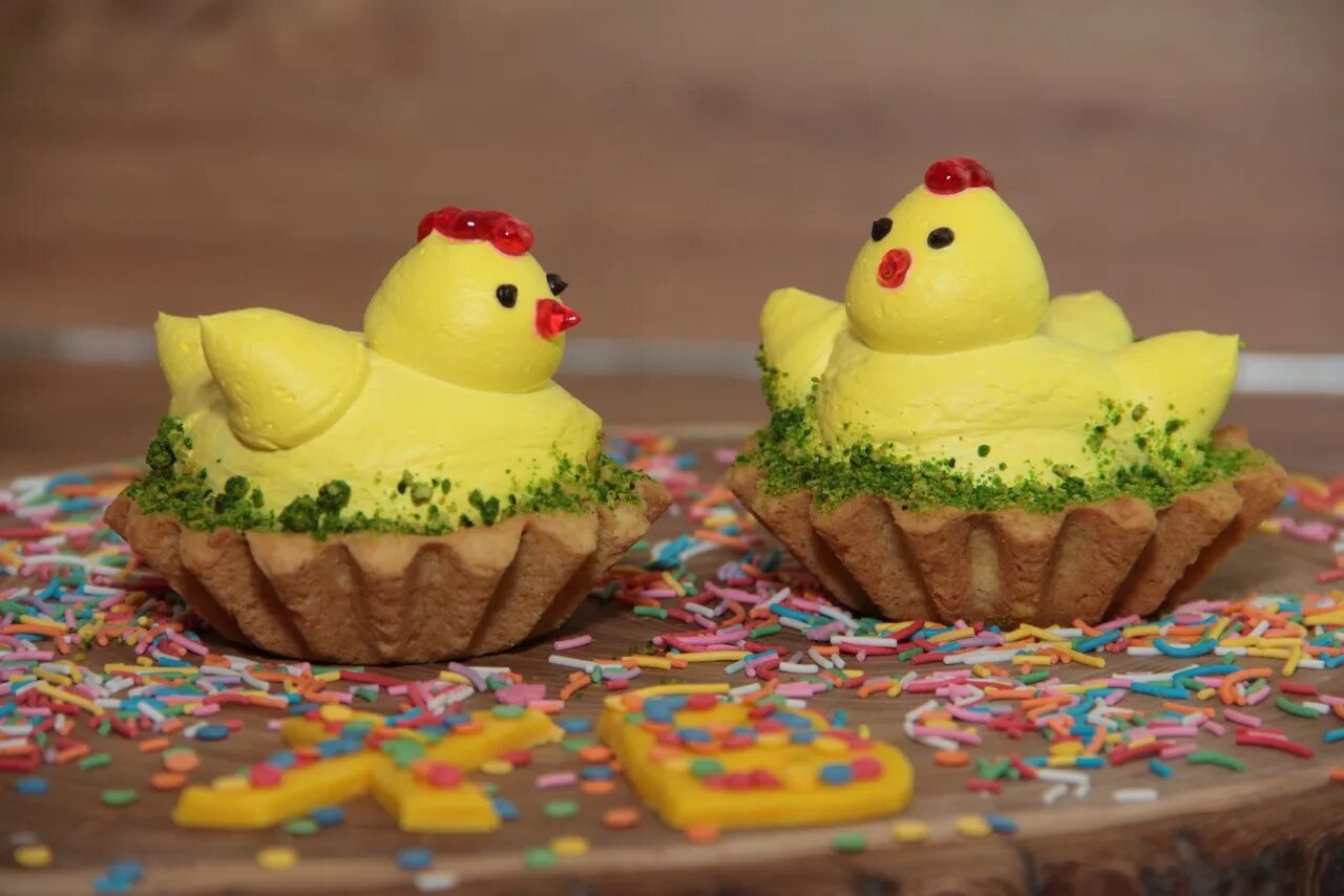 Цыплята из зефира. Пирожное цыпленок. пирожное цыпленок в корзинке. пирожное корзиночка с цыпленком. сладкие цыплята на пасху.