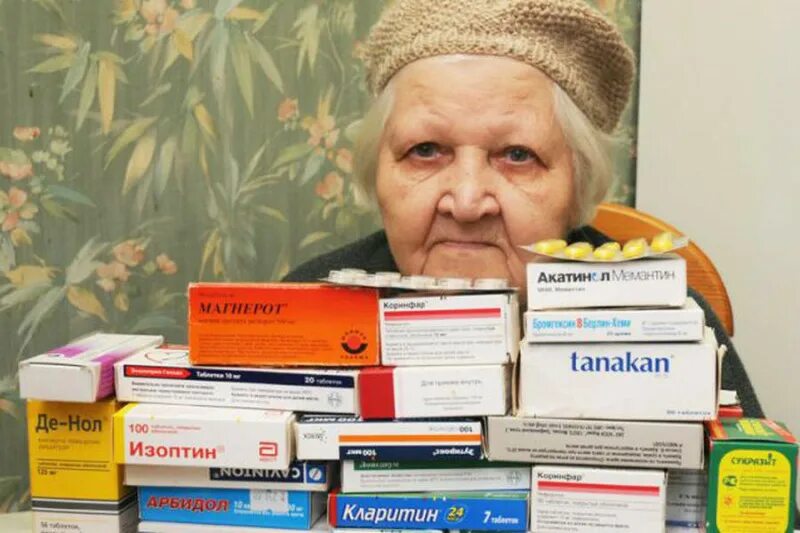 Бабушке стало лучше выпив лекарство. Бабушка с таблетками. Лекарства для пожилых. Бабка в аптеке. Пожилые люди в аптеке.