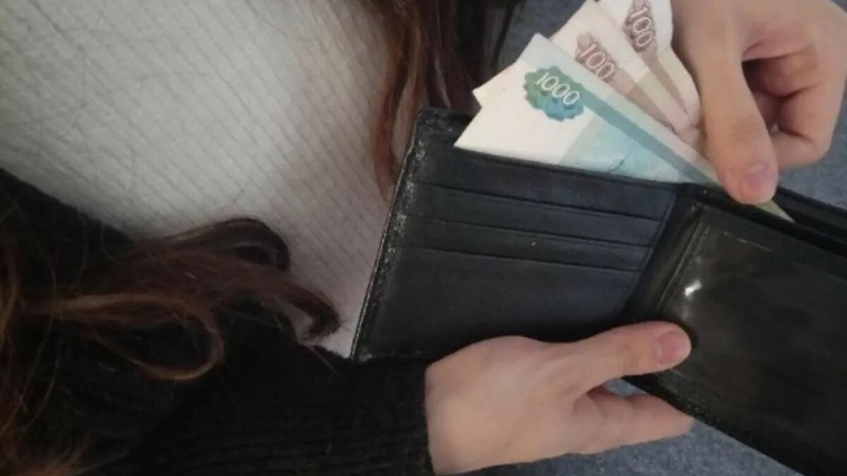 Украли 1000 рублей. Кража до 1000. Воровство в магазинах до 1000 рублей. Хищение в магазине до 1000. 1200 Рублей фото.